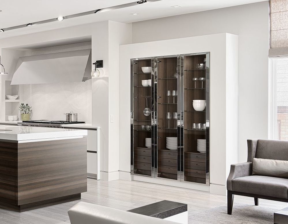 SieMatic Classic SE S2 display cabinets with glass doors framed in polished nickel