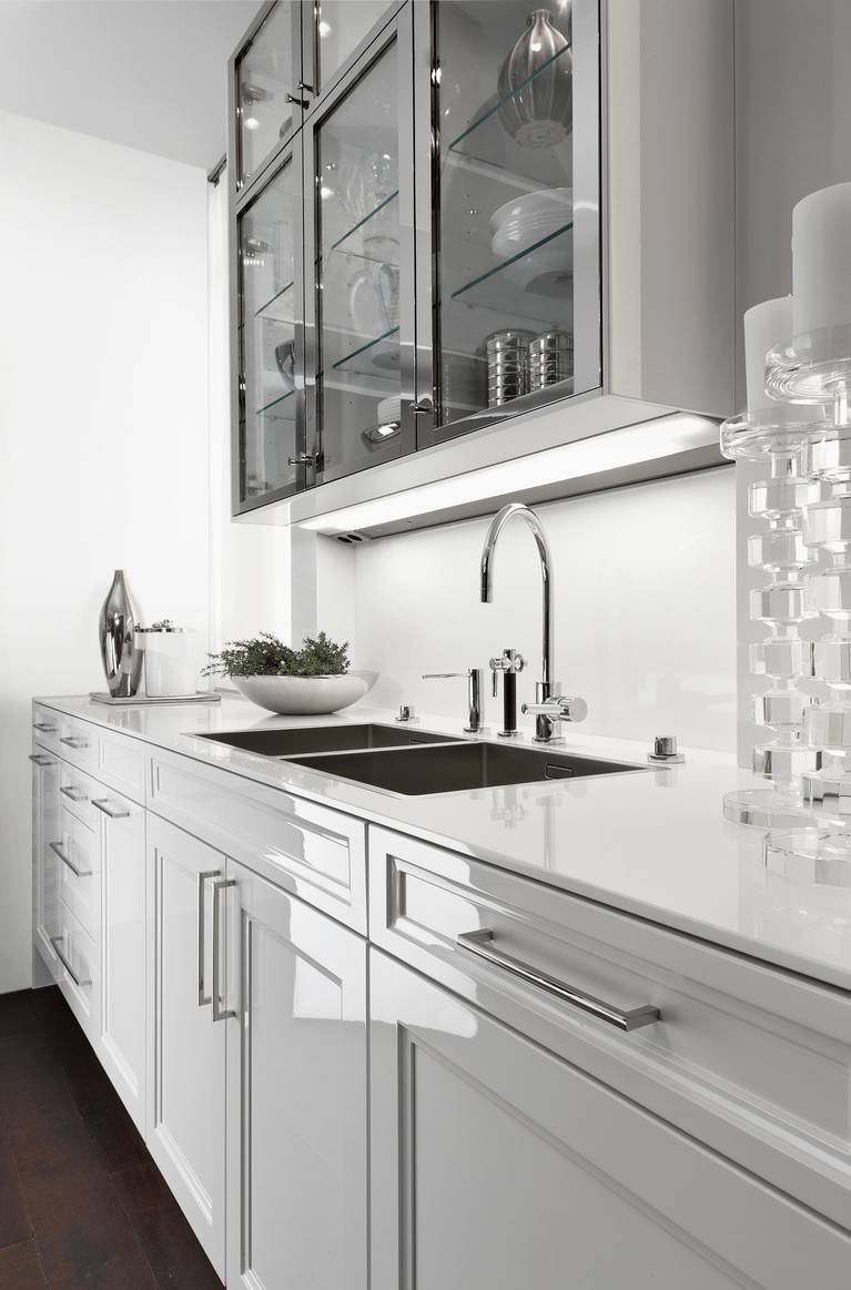 SieMatic Classic BeauxArts S2 base cabinets in white and wall cabinets in nickel gloss finish