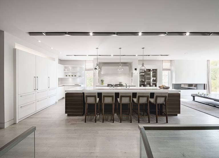 SieMatic Classic SE S2 in lotus white with opulent kitchen island, stainless steel hood and glass display cabinets