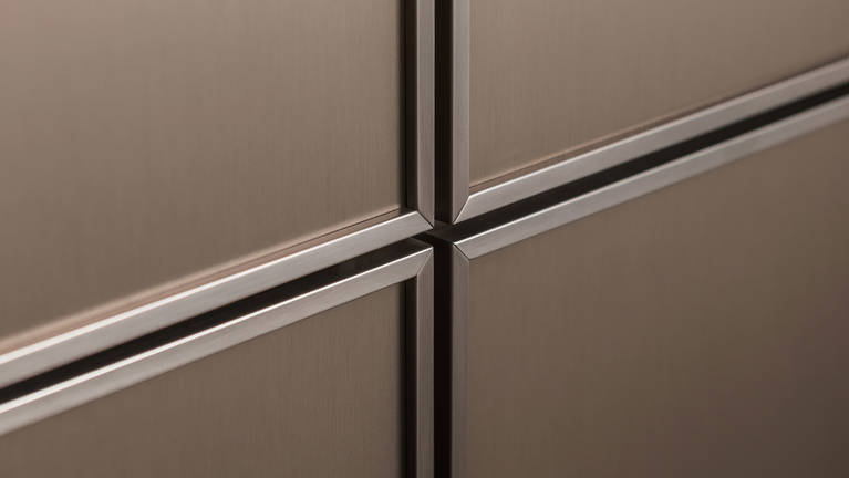 SieMatic Pure SE 3003 R kitchen with 6.5 mm narrow door front edging in gently shimmering gold bronze