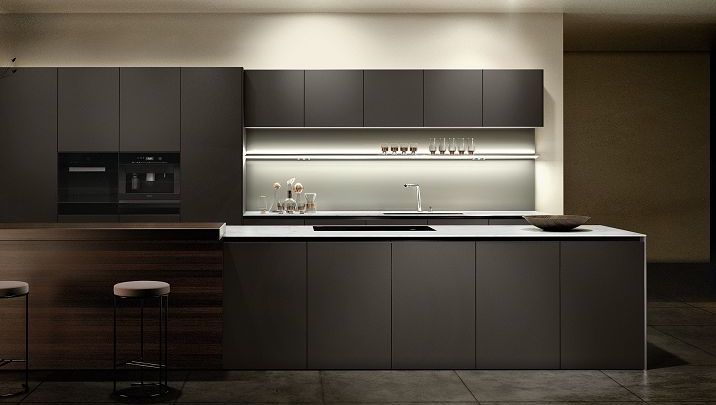 SieMatic Pure SE S2 kitchen with velvet matte lacquer finishes with AntiPrint coating in a brown hue from the SieMatic Individual ColorSystem