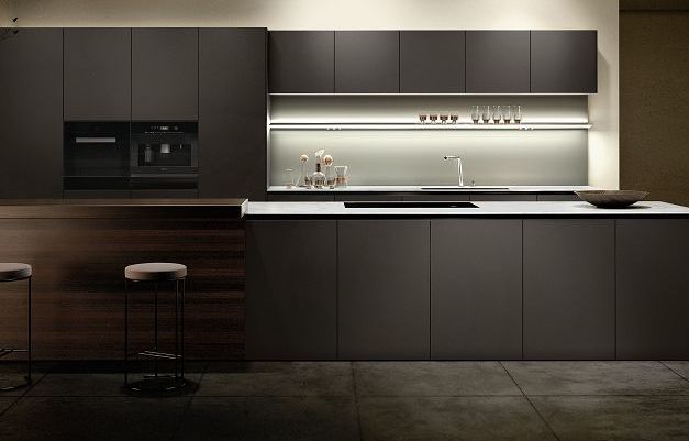 SieMatic Pure SE S2 kitchen with velvet matte lacquer finishes with AntiPrint coating in a brown hue from the SieMatic Individual ColorSystem