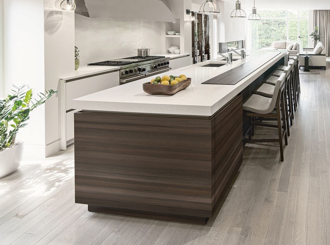 SieMatic Classic SE S2 with white lacquer surfaces surrounding the range and a wide island in dark smoked oak