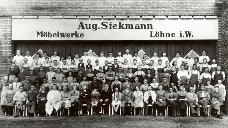 SieMatic family: Photo of the first employees of August Siekmann M?belwerke in 1929