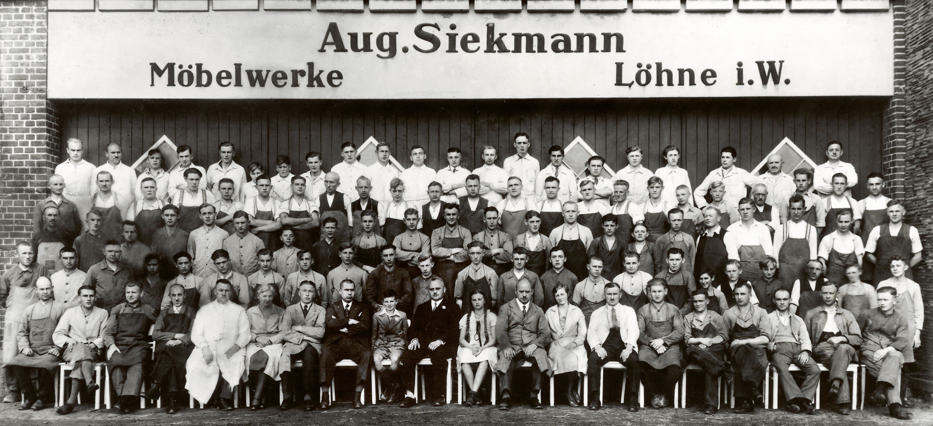 SieMatic family: Photo of the first employees of August Siekmann M?belwerke in 1929