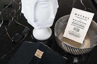 Gegenstände auf Küchenarbeitsplatte aus schwarzem Marmor