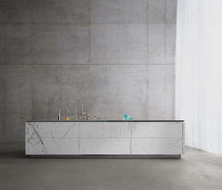 SieMatic SLX Küche aus weißem Marmor vor Betonwand Hintergrund